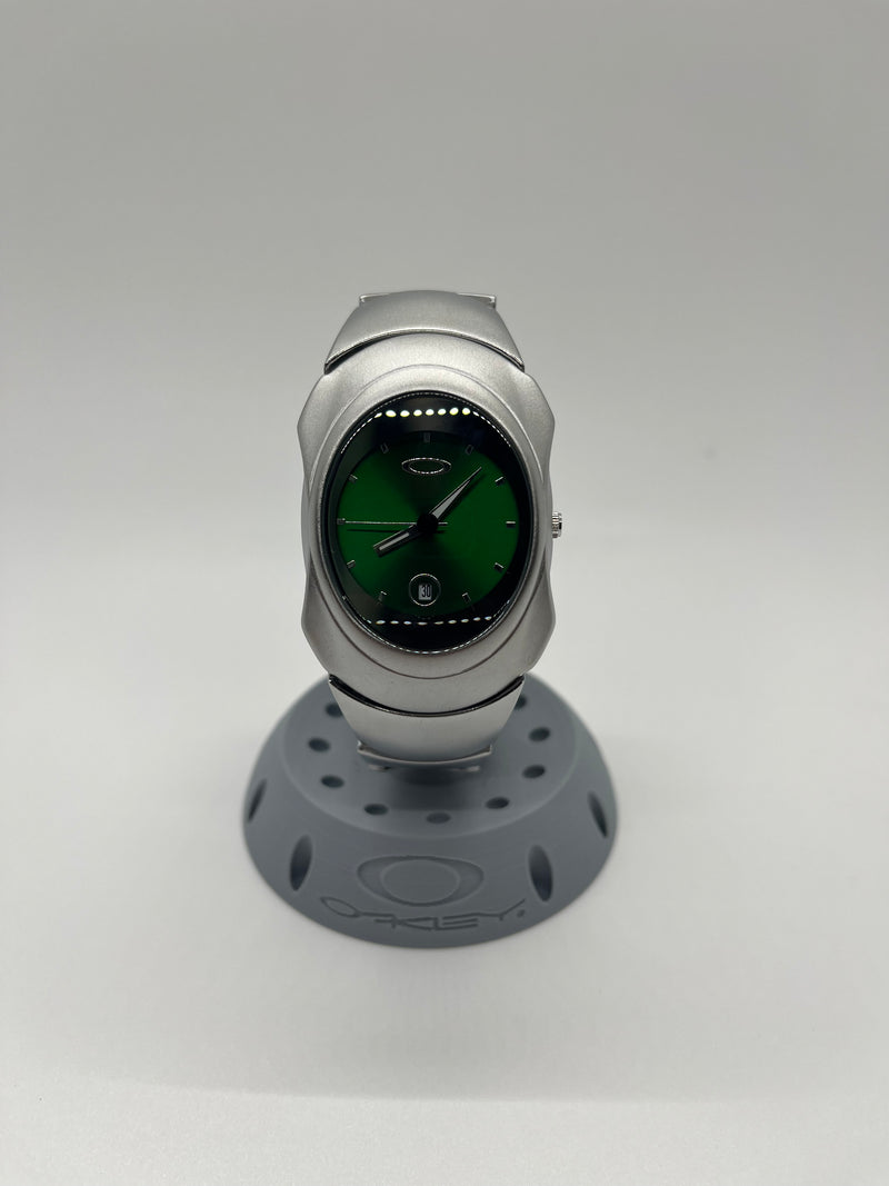 Oakley Time Bomb Silver fundo verde