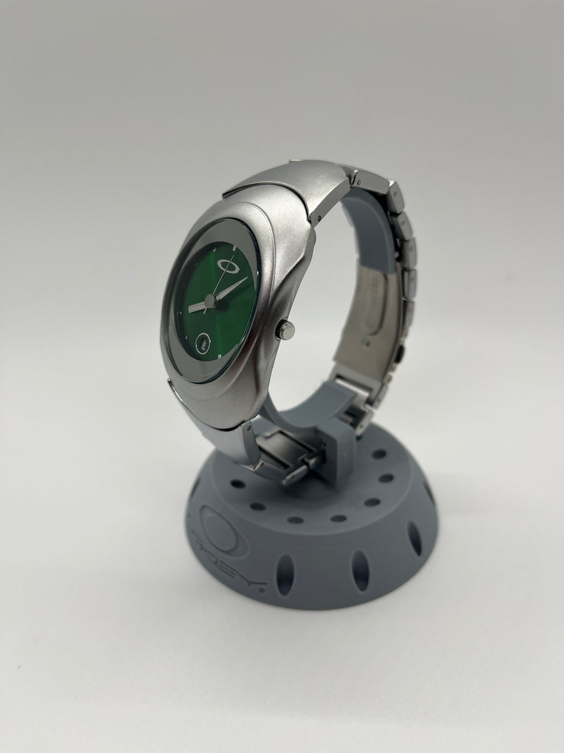 Oakley Time Bomb Silver fundo verde