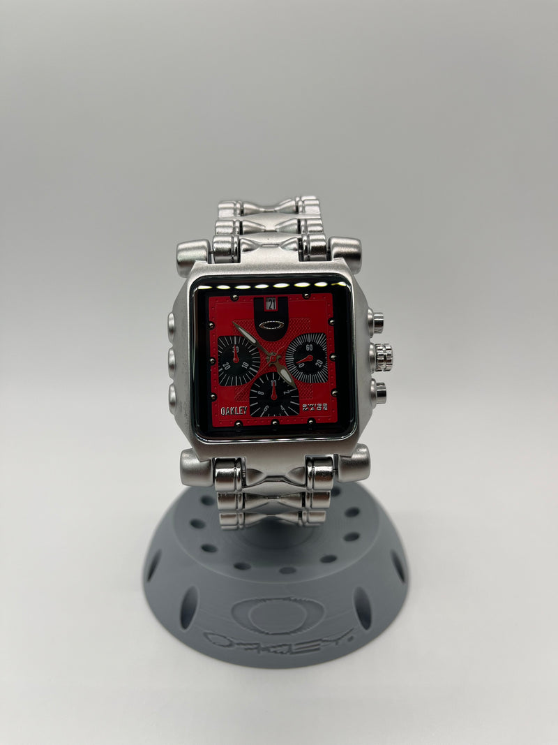 Minute Machine Silver fundo vermelho