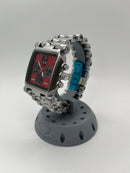 Minute Machine Silver fundo vermelho