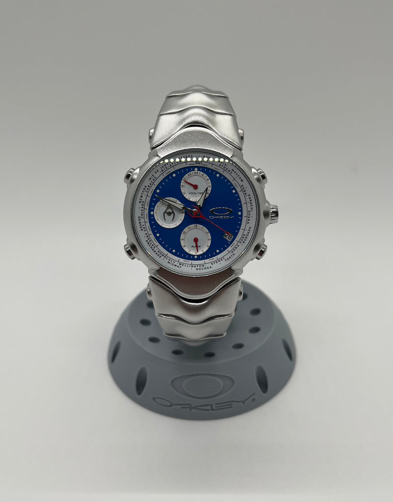 Oakley GMT Silver fundo azul